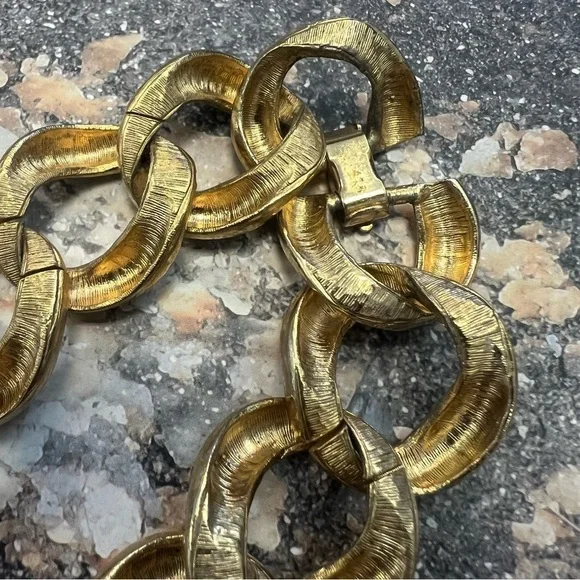 Vintage Chunky Gold Tone Designer Lookalike Necklace - Picture 11 of 11